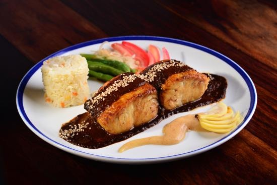 Pescado Frito en Mole con Ajonjolí