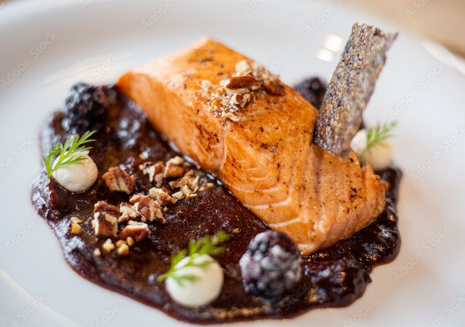 Salmón en Mole Almendrado con Frutos Negros